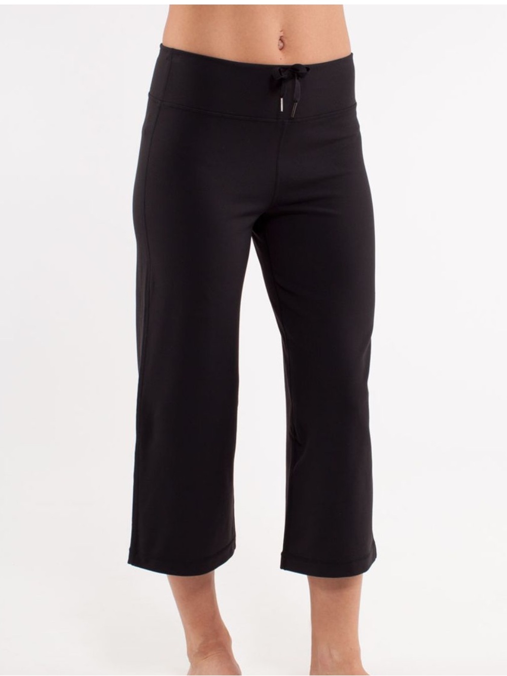 Lululemon Relaxed Fit Crop ll. Capri Athleisure pants. Sporty. Activewear.